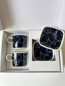 Set Oiva Piirto Unikko 2 hrnčeky + 2 tanieriky Unikko 60th Anniversary tmavo modrý
