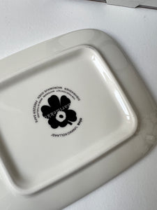 Set Oiva Kollaasi Unikko veľký hrnček a tanierik Unikko 60th Anniversary tmavo modrý
