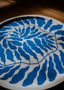 Ilustrovaná tácka drevená Art Trays by Linnéa Andersson okrúhla modrá