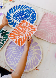 Ilustrovaná tácka drevená Art Trays by Linnéa Andersson okrúhla fialová